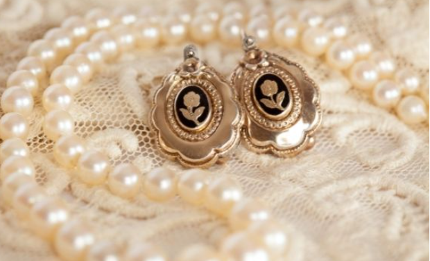 Heirloom Jewelry: When to Keep It, When to Sell It, and What It’s Really Worth